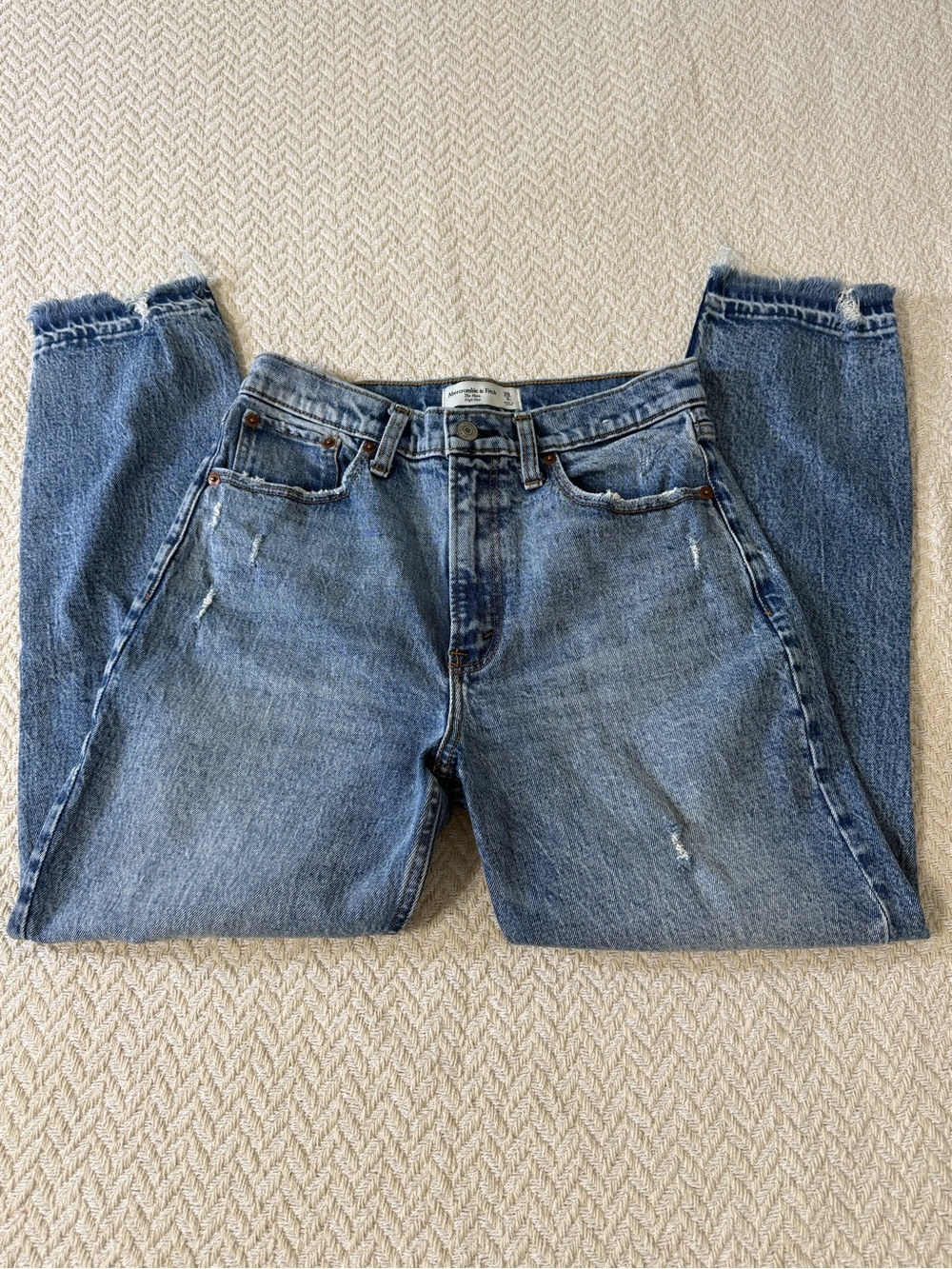 Abercrombie & Fitch The Mom High Rise Distressed Frayed Jeans Size 28 / 6R